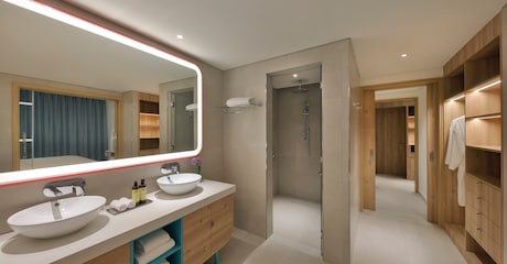 Room Suite à une chambre avec vue sur la mer et balcon